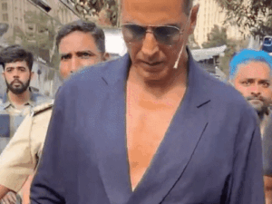 अक्षय कुमार ने उठाई फोटोग्राफर की चप्पल:फिल्म रिलीज से पहले हाजी अली दरगाह पहुंचे, रेनोवेशन के लिए दिए सवा करोड़ रुपए