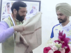 पेरिस आलंपिक में मेडल विनर सरबजोत सिंह का स्वागत करते सीएम नायब सैनी।