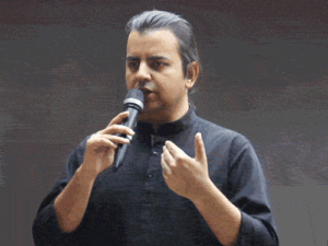 ओला के फाउंडर भाविश अग्रवाल। फ्यूचर फैक्ट्री में हर दिन 2000 से ज्यादा इलेक्ट्रिक स्कूटर बनते हैं। - Dainik Bhaskar