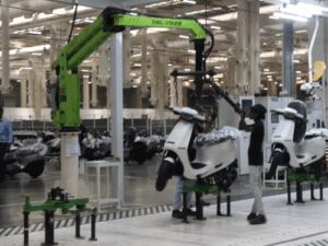 ओला इलेक्ट्रिक की फैक्ट्री में हर दिन 2000 से ज्यादा स्कूटर बनाए जाते हैं। - Dainik Bhaskar