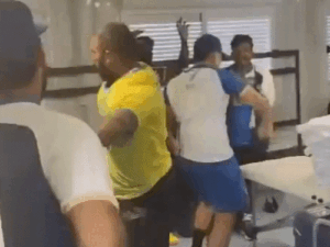 जीत के बाद भारतीय हॉकी टीम का सेलिब्रेशन:श्रीजेश ने चक दे इंडिया के गाने पर डांस किया; फील्ड पर लेट गए...गोलपोस्ट पर भी चढ़े