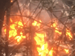 हेलिकॉप्टर क्रैश के बाद लगी आग। - Dainik Bhaskar