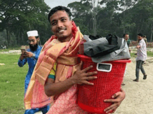 प्रदर्शनकारियों ने हसीना की साड़ी पहनी:PM आवास में घुसे, कपड़े, पंखे, मछली चुराई; बांग्लादेश में क्या-क्या हुआ, 20 PHOTOS