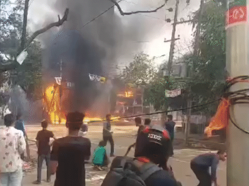 बांग्लादेश में PM हसीना के इस्तीफे की मांग पर हिंसा:97 की मौत, देश में कर्फ्यू; भारतीय विदेश मंत्रालय बोला- बांग्लादेश न जाएं Today World News