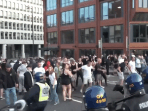 ब्रिटेन 13 साल के सबसे बड़े दंगे से गुजर रहा है और 17 शहरों में आगजनी और पुलिस से झड़प की खबरें हैं। - Dainik Bhaskar