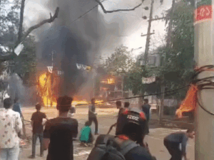 फुटेज 5 अगस्त को बांग्लादेश में हुई हिंसा की है। सैकड़ों प्रदर्शनकारी हसीना के इस्तीफे की मांग के साथ ढाका पहुंचे थे। - Dainik Bhaskar