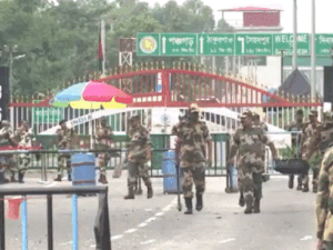 भारत में घुसने की कोशिश में जुटे सैकड़ों बांग्लादेशी:BSF जवान बॉर्डर पर रोक रहे, 5 राज्यों के 5 चेक पोस्ट से आंखों-देखी