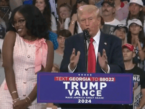 अटलांटा में रैली के दौरान ट्रम्प के साथ महिला एक्टिविस्ट मॉन्टगमरी मौजूद थीं। - Dainik Bhaskar