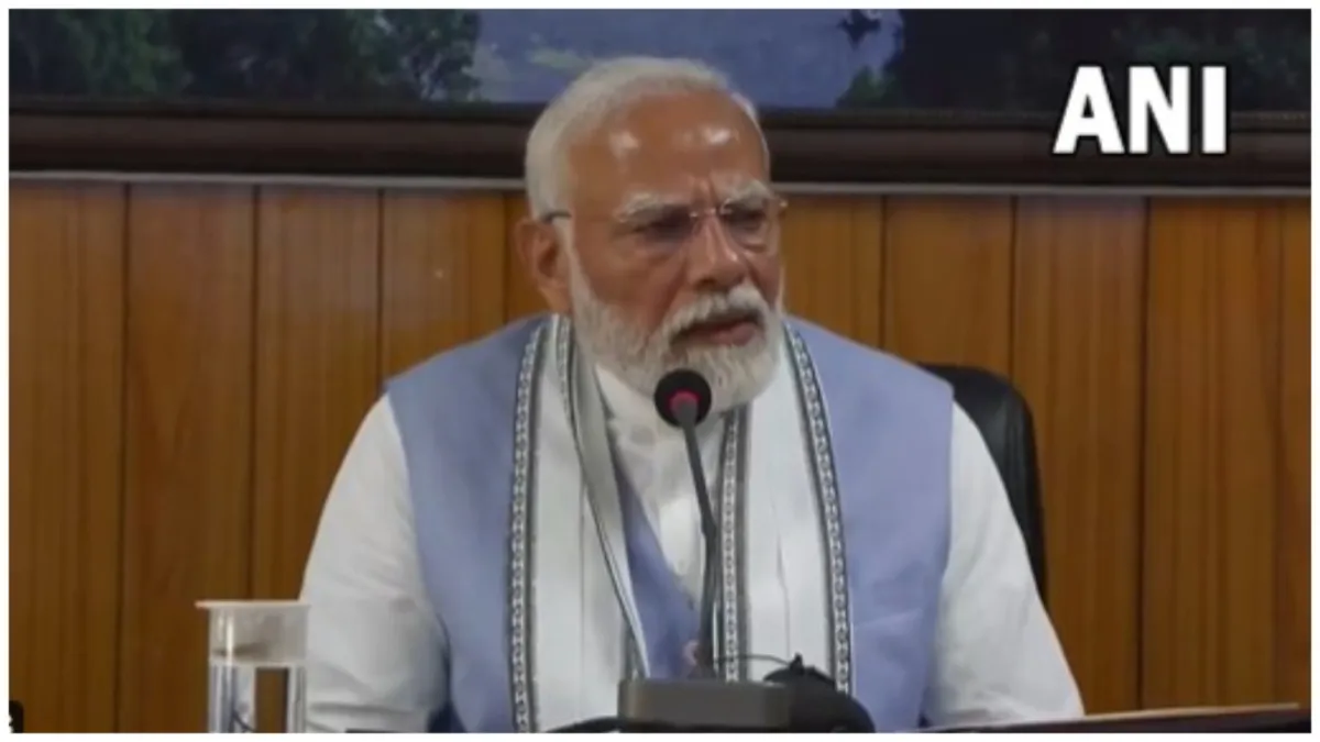 वायनाड भूस्खलन के पीड़ितों से मिले पीएम नरेंद्र मोदी, बोले- मैं आपदा की परिस्थिति को भलीभांति जानता हूं Politics & News