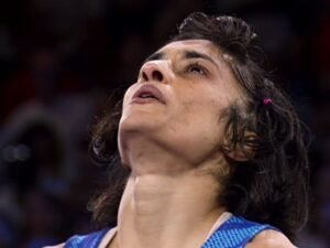 विनेश फोगाट ने रेसलिंग फाइनल से डिसक्वालिफाई होने के बाद संन्यास ले लिया। - Dainik Bhaskar