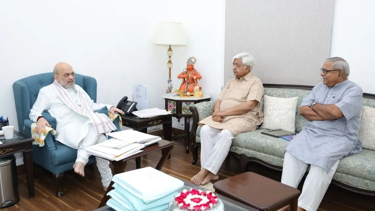 विश्व हिंदू परिषद के नेताओं ने की अमित शाह से मुलाकात, बांग्लादेश में हिंदुओं की सुरक्षा की मांग उठाई Politics & News