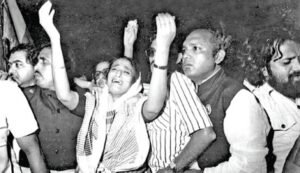 तारीख 17 मई 1981, पिता की हत्या के 6 साल बाद शेख हसीना बांग्लादेश लौटी थीं। एयरपोर्ट पर वो बिलख-बिलख कर रो रही थीं।