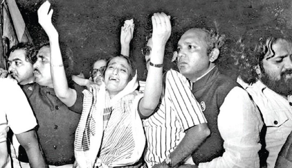 शेख हसीना घर छोड़कर भागीं:जब घर पर ही उनके पिता समेत 17 परिजन मार दिए गए; खून का तालाब बन गया था राष्ट्रपति आवास Today World News