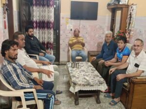 रीतिका हुड्‌डा के पेरिस ओलिंपिक में रवाना होने से पहले उनके घर पर पहुंचे लोग।